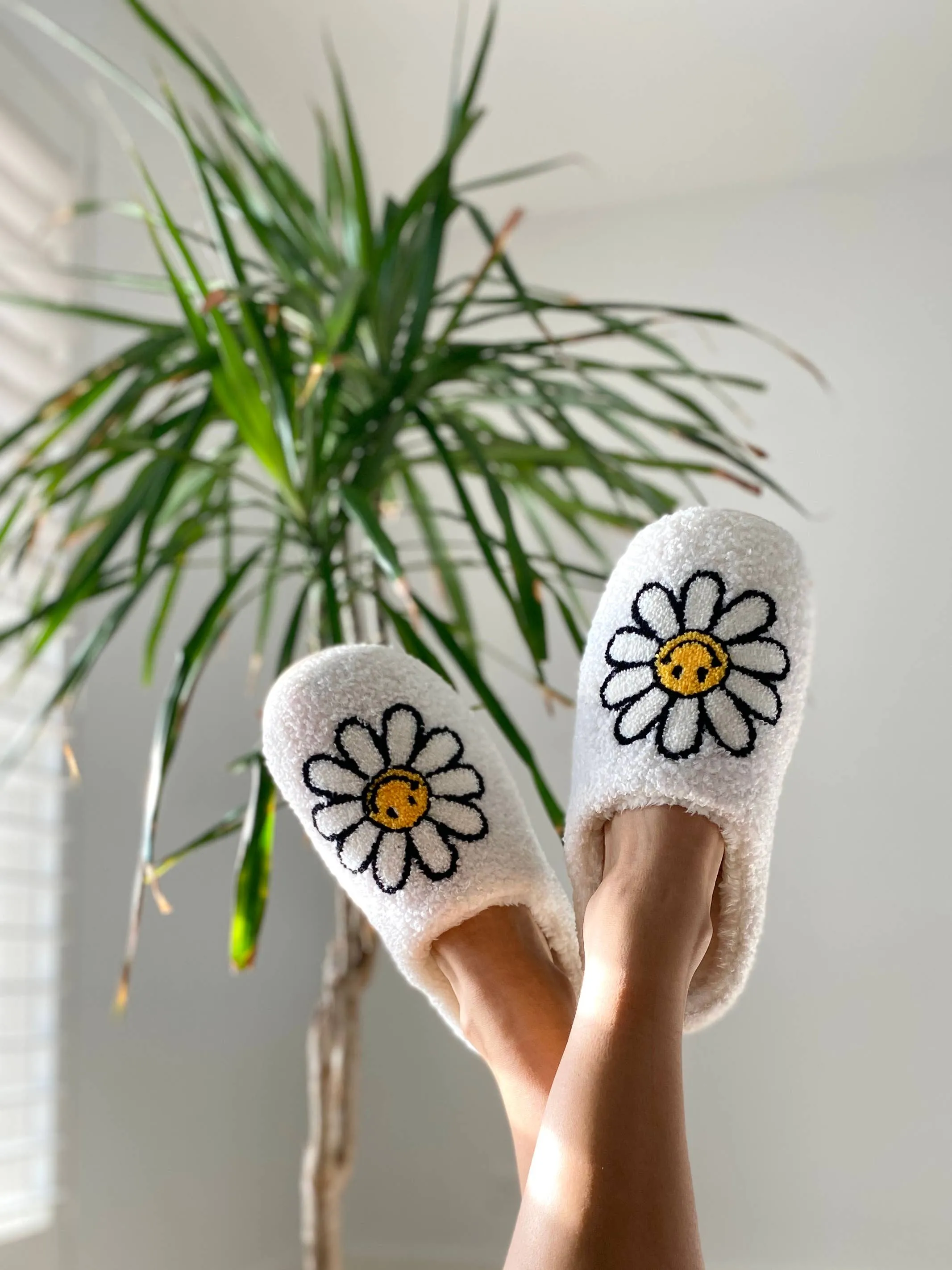 Indoor / Outdoor Slippers - Smiling Daisies - White: M/L