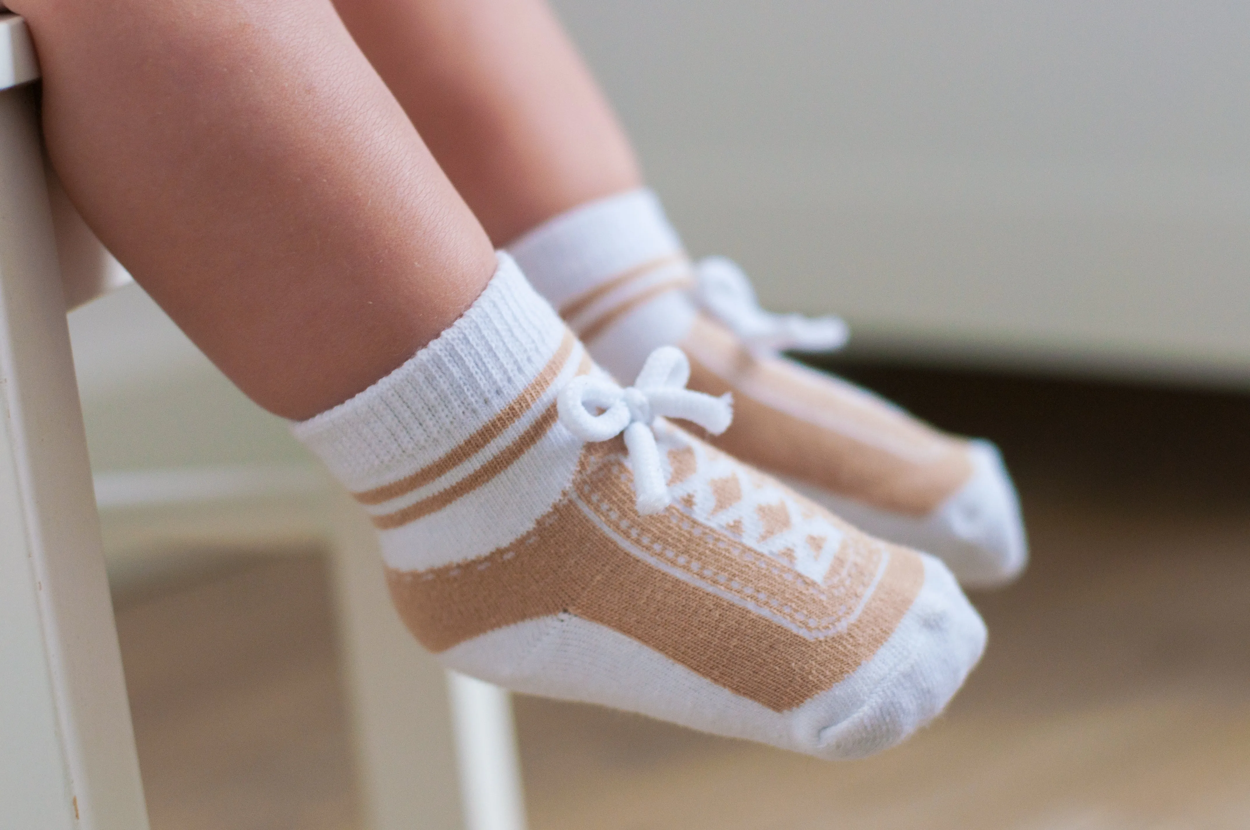 STEPPING OUT shoe-design socks. With faux shoelaces and anti-slip soles. 6 pairs. 0-12 months